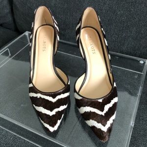 Animal print ladies pump.